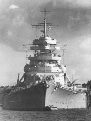 Bismarck fondeado en Kiel